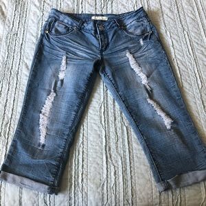Almost famous size 11 distressed capris.